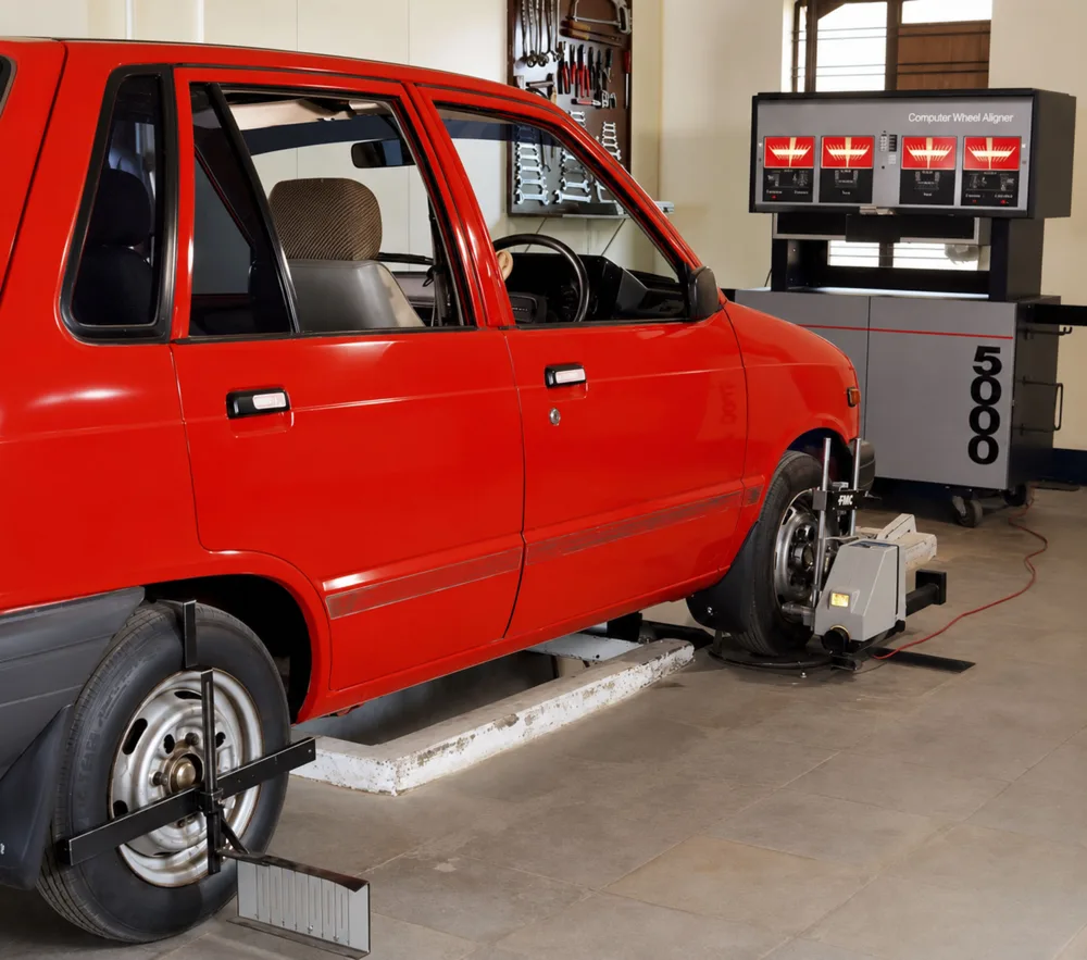 Veículo sobre equipamento de alinhamento em oficina