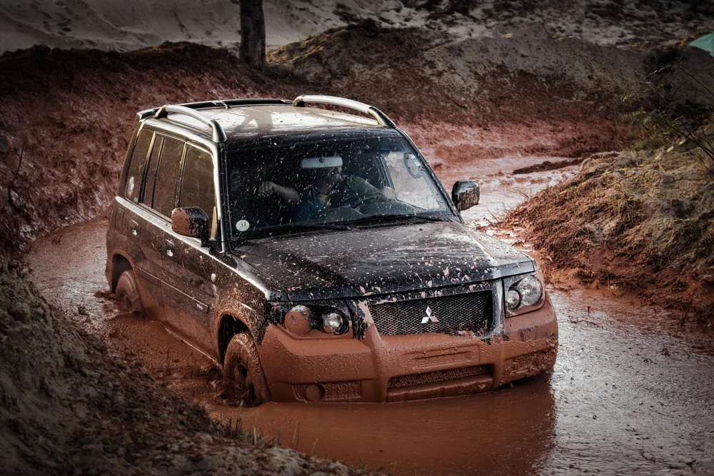 SUV 4x4 atravessando lama